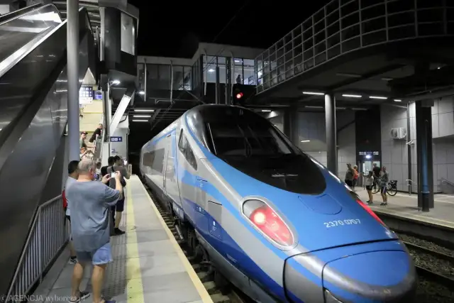 Szczecin Warszawa: Odległość, czas, koszty. Jak wybrać transport?