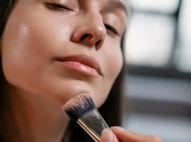 Jak ukryć niedoskonałości? Makijaż krok po kroku dla naturalnego efektu