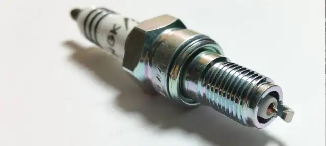 Ile świec zapłonowych potrzebuje silnik 6-cylindrowy? Kompletny poradnik