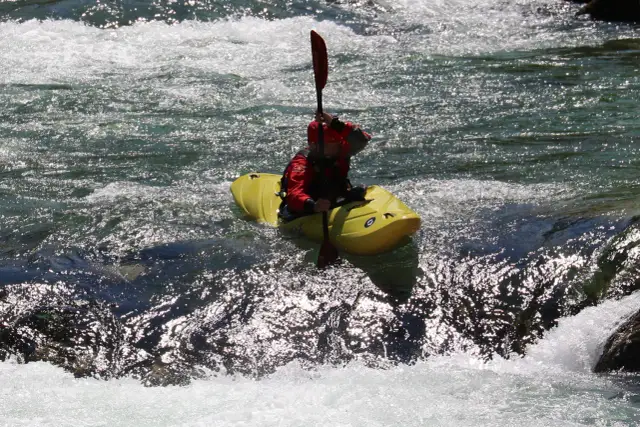 Kajakarstwo górskie: Zasady bezpieczeństwa, technika i sprzęt Porady eksperta