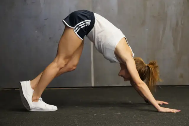 Jak rozciągać łydki? Poradnik: elastyczność bez bólu i kontuzji