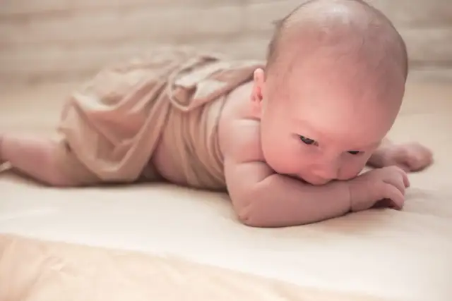 Wzmożone napięcie mięśniowe u niemowląt: Rozpoznaj i pomóż dziecku!