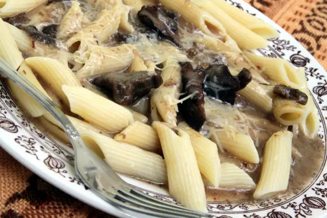 Penne z grzybami - prosty przepis na pyszne danie, które zachwyci