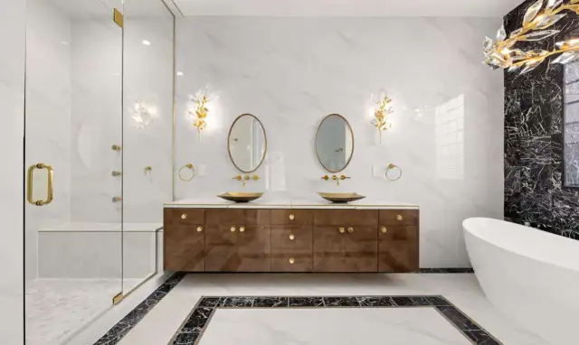 Elegancka łazienka z podwójną umywalką, lustrami, wanną i prysznicem.