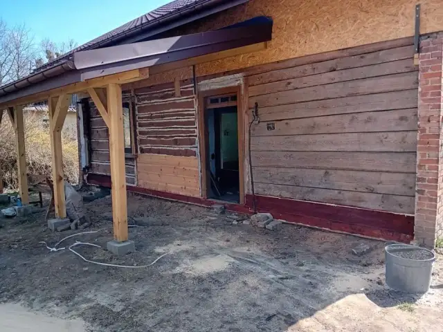 Jak wymienić podwaliny w drewnianym domu bez ryzyka uszkodzeń