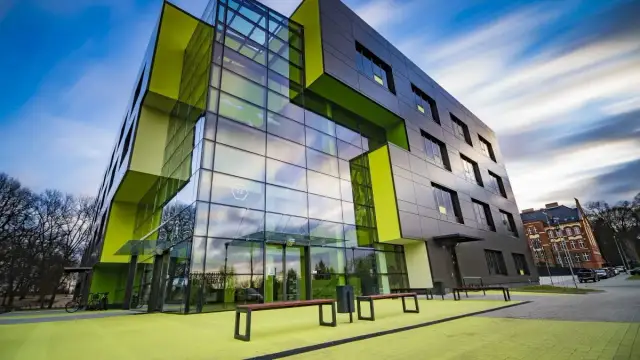 Fasada budynku co to? Poznaj jej znaczenie i funkcje w architekturze