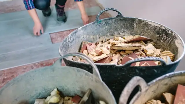 Gdzie wyrzucić kafelki? Legalnie i bez kar poradnik Marka Jasińskiego