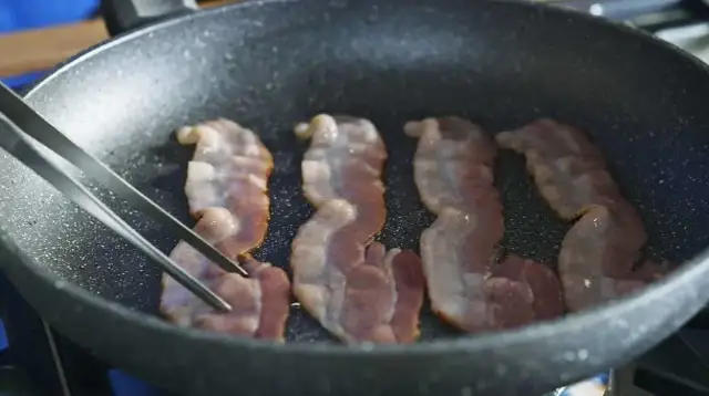 Idealny sposób na to, jak usmażyć boczek na patelni krok po kroku