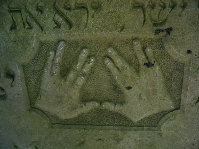 Co oznaczają kamyki na macewach? Odkryj ich głębokie znaczenie