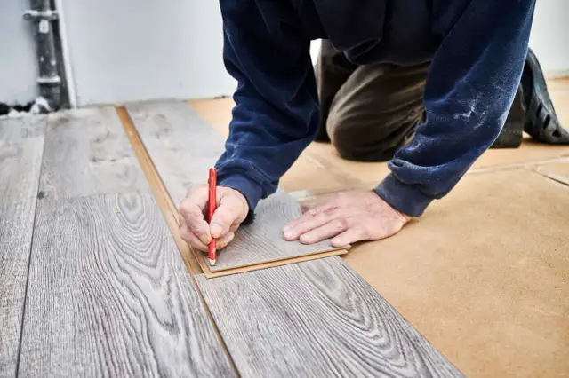 Ile kosztuje metr paneli? Sprawdź pełen koszt podłogi i oszczędź!