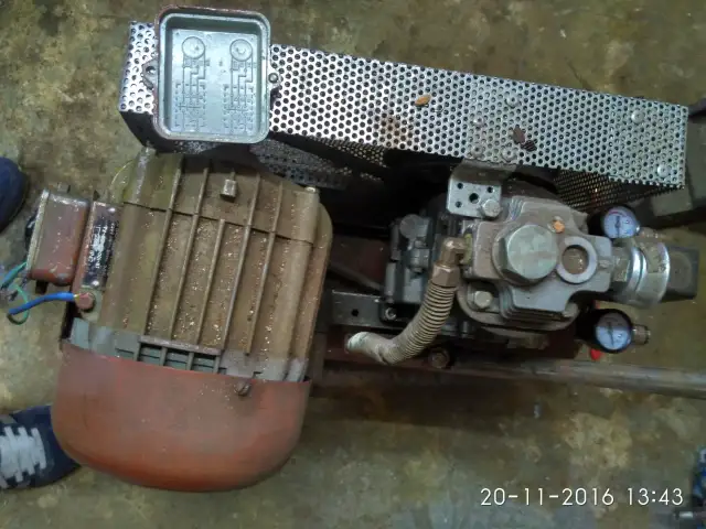 Silnik elektryczny z kondensatorem i manometrami.