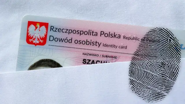 Okazanie dowodu osobistego z odciskiem palca. Dokument tożsamości Rzeczypospolitej Polskiej.