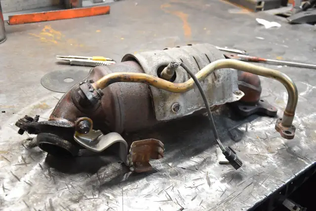 Czyszczenie katalizatora: ile kosztuje i czy warto zamiast wymiany?