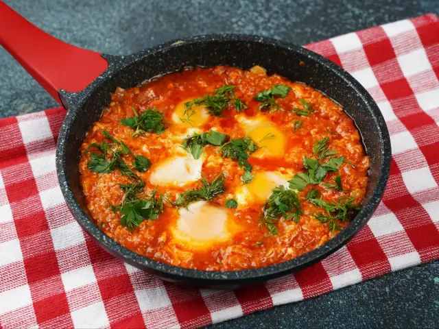 Jakie przyprawy do szakszuki? Odkryj sekrety autentycznego smaku!