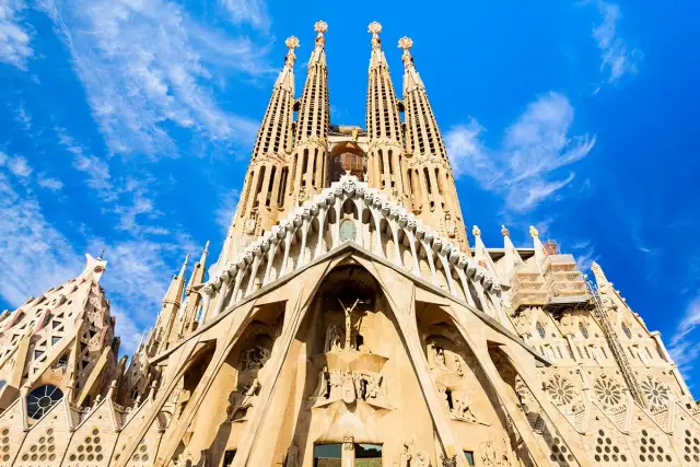 Sagrada Familia jaki styl: odkryj niezwykłe połączenie architektury