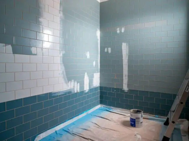 Jak pomalować kafelki w łazience i uniknąć najczęstszych błędów