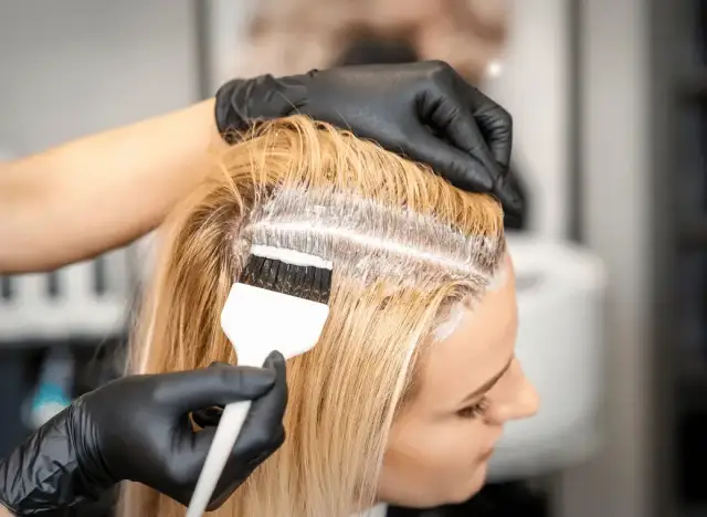 Farbowanie włosów umyte czy tłuste: co wybrać dla najlepszych efektów?