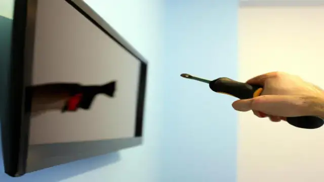 Zdejmij TV z uchwytu ściennego: Krok po kroku i bez ryzyka