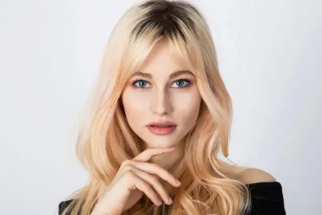 Jak farbować włosy z odrostami na inny kolor bez problemów?