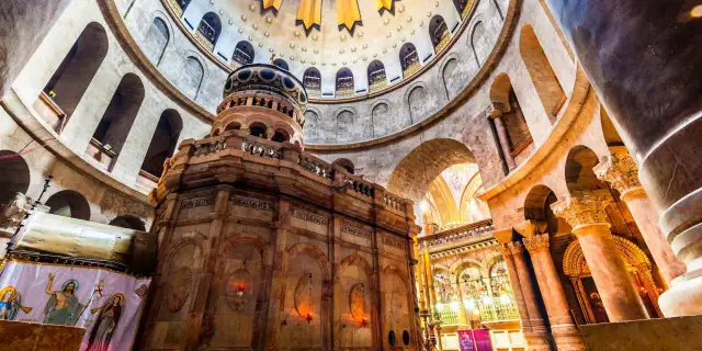 Wnętrze Bazyliki Grobu Świętego. Planujesz wyjazd do Ziemi Świętej w 2026? Sprawdź nasz poradnik cenowy!
