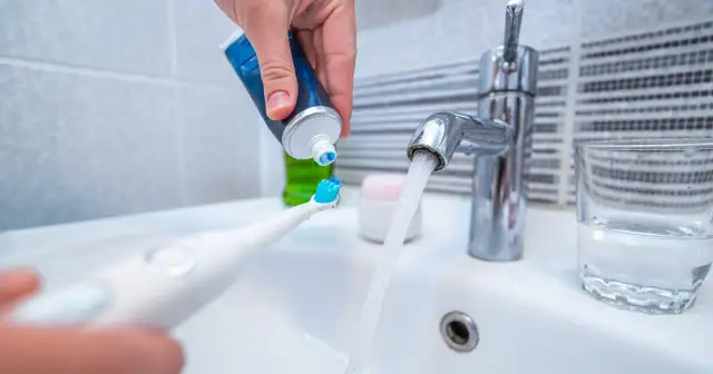 Jak myć zęby szczoteczką soniczną? Pełny przewodnik krok po kroku