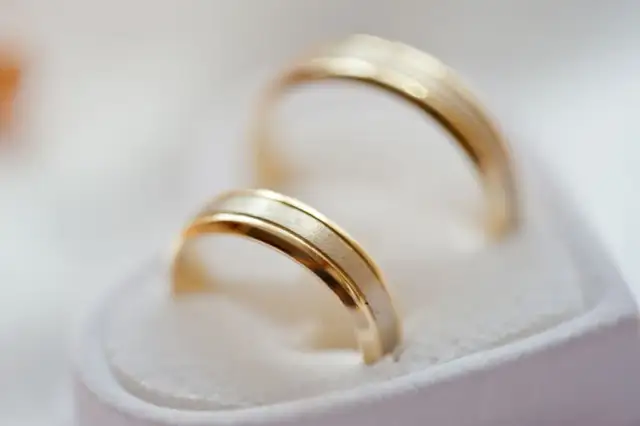 Jak nosić obrączkę po rozwodzie? Emocje i wybory, które warto znać