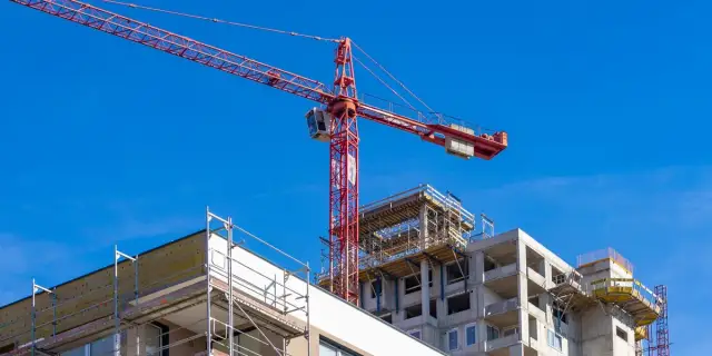 Deweloper podnosi cenę mieszkania? Sprawdź swoje prawa i jak się bronić