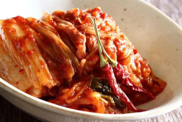 Domowe kimchi: autentyczny przepis, fermentacja i zdrowie jelit