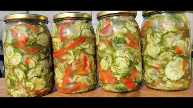 Jak długo pasteryzować sałatkę z ogórków? Klucz do chrupkości