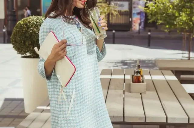 Pudełkowa bluzka co to znaczy? Odkryj jej styl i zastosowanie