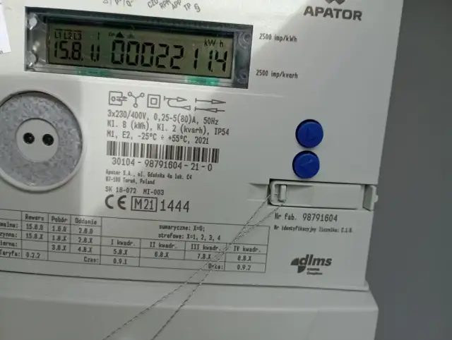 Cyfrowy licznik energii elektrycznej APATOR z widocznymi kody licznika energii elektrycznej i numerem fabrycznym 98791604.