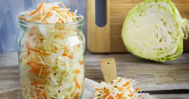 Ile daje się soli do kiszonej kapusty, aby uniknąć nieudanej fermentacji?