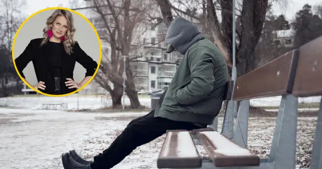 Kobieta w okręgu i przygnębiona osoba siedząca na ławce w zimowym parku.