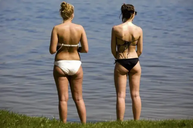 Jak ukryć cellulit na plaży? Skuteczne sposoby na pewność siebie