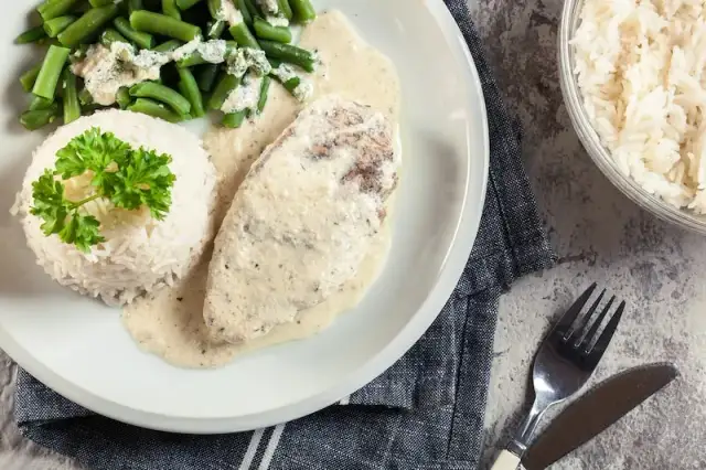 Sos z piersią kurczaka: 5 przepisów na soczysty obiad w 30 minut!