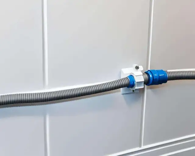 Jak podłączyć wąż odpływowy pralki? Uniknij zalania i awarii!