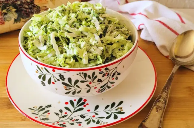 Jaka surówka do schabowego? Klasyczne i nowoczesne przepisy!