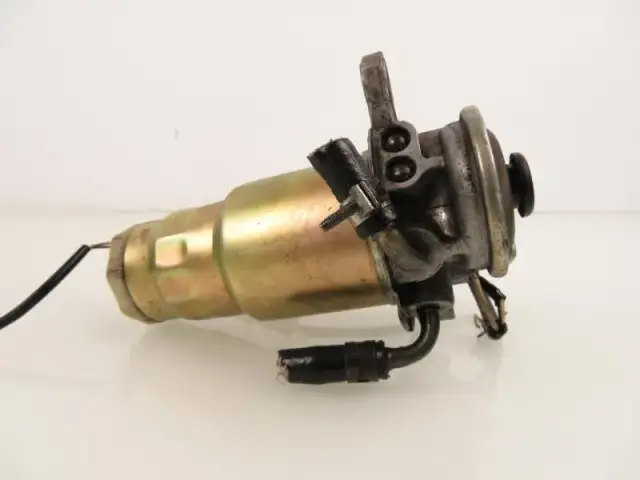 Gdzie jest filtr paliwa w Toyota RAV4 2.0 benzyna? Oto co musisz wiedzieć