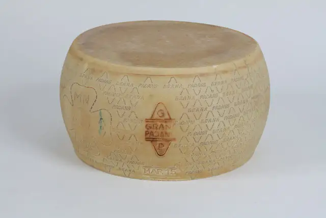 Grana Padano czy to parmezan? Odkryj kluczowe różnice i zastosowanie