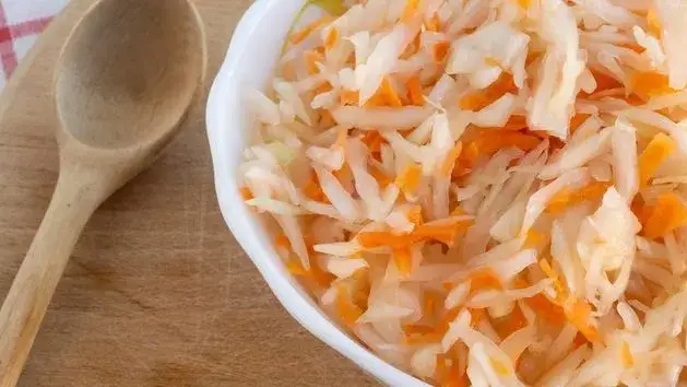 Jak doprawić surówkę z kiszonej kapusty, by uniknąć mdłego smaku?