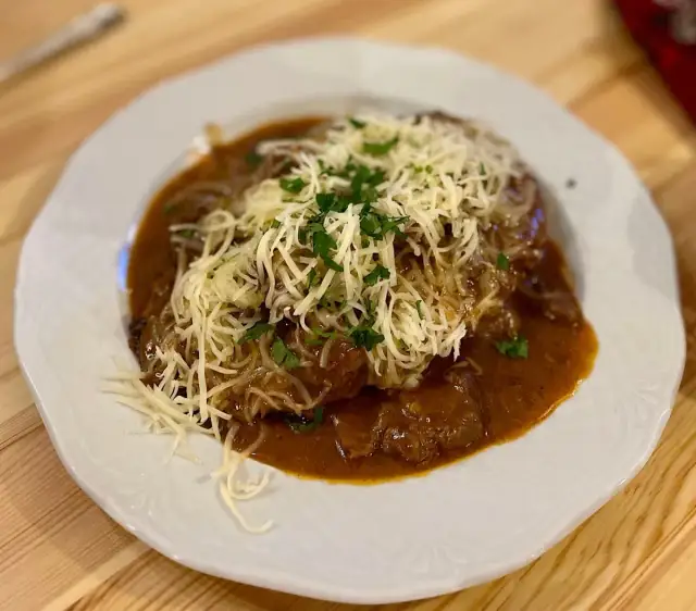 Gdzie zjeść w Nowym Targu? Odkryj najlepsze restauracje i smaki