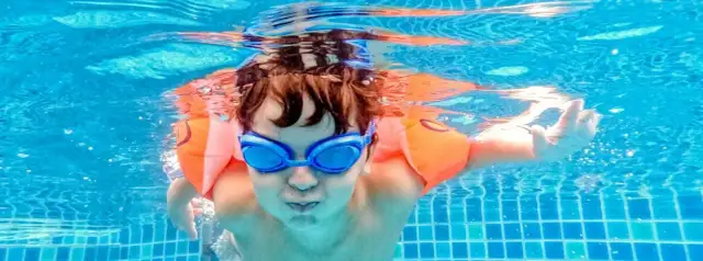 Akcesoria do pływania: Co wybrać, by pływać komfortowo i bezpiecznie?