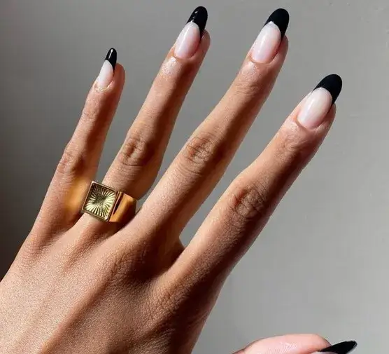 Stylizacje manicure francuskiego Kim Kardashian, które musisz zobaczyć