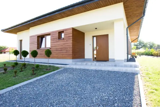 Tynk czy farba na elewacje: co wybrać dla lepszej ochrony i estetyki?