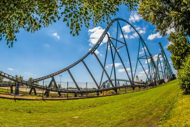 Kolejka górska Hyperion w Energylandii na tle błękitnego nieba z chmurami.