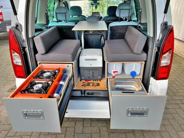 Wnętrze vana do spania: wysuwana kuchenka, lodówka, zlew i zbiorniki na wodę. Idealny na podróże!