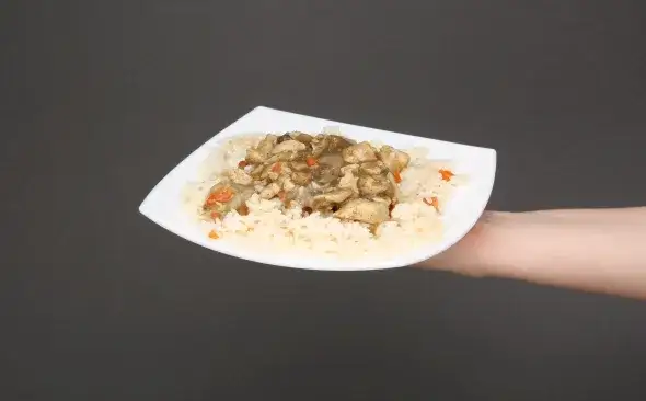 Ile kalorii ma ryż z kurczakiem? Sprawdź, co wpływa na kaloryczność