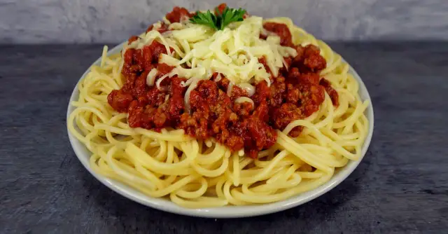 Ile kalorii ma spaghetti bolognese? Sprawdź, jak zredukować kalorie