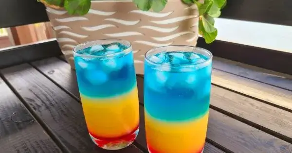 Najlepsze drinki z blue curacao i grenadiną, które zachwycą smakami