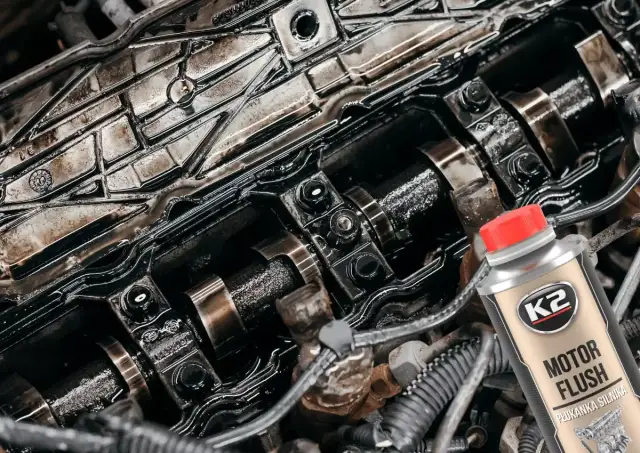 Płukanie silnika ropą: Czy warto? Ryzyko i bezpieczne alternatywy